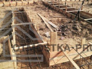 Готовая опалубка из дерева с установленной железной арматурой